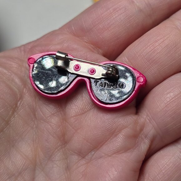 Vintage 80s Novelty Resin Pins Girl With Bunny School Bus Sunglasses Lot of 3 - Picture 7 of 10